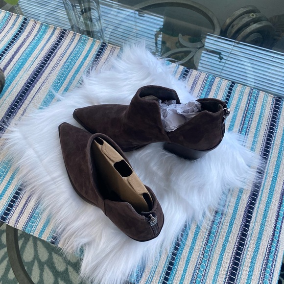 New Vince camuto back zip Chelsea’s booties suede brown size 8 med NWOB - Picture 5 of 9